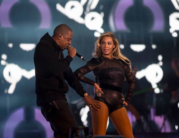 CONCERT FAB Beyonce JayZ Show Some PDA On Stage For S